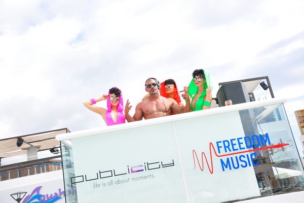 Publicity Sea The World In Colors